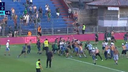 Aficionados saltaron a la cancha para pelearse.