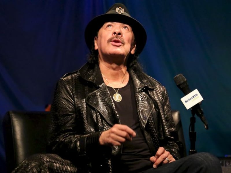 Carlos Santana se desmayó en pleno escenario, ¿qué pasó?