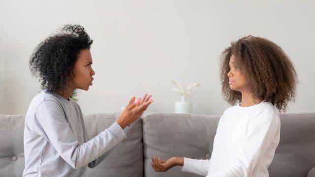 la mamá testaruda quiere tener siempre la razón,