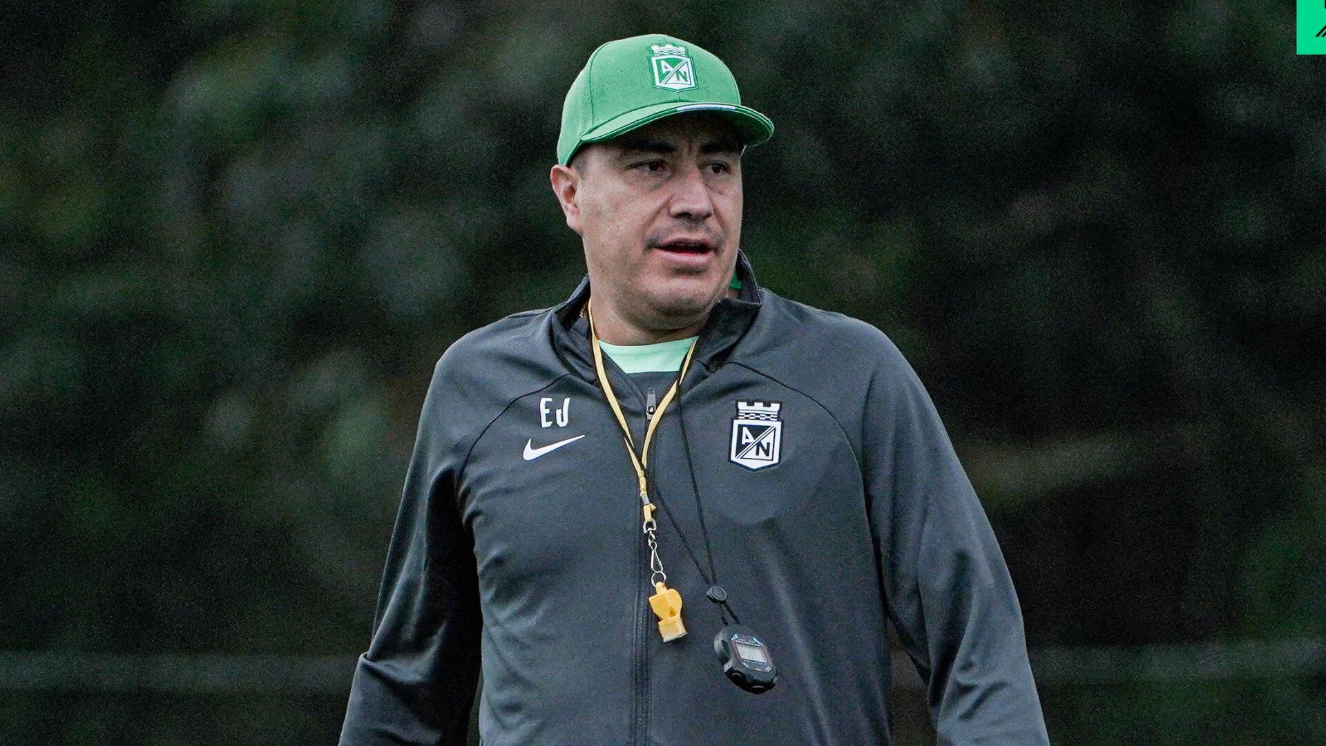 Efraín Juárez explicó por qué se demoró más de una hora para salir a la rueda de prensa