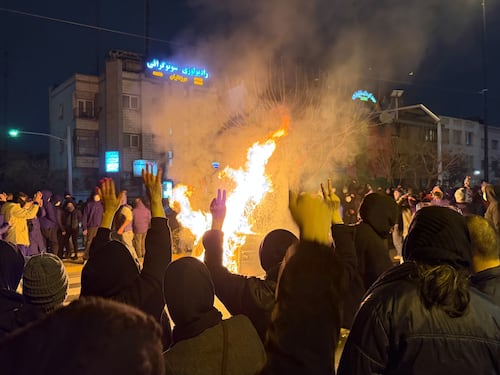 Líderes reaccionan con cautela a los ataques contra Irán; crece el temor de una guerra más amplia