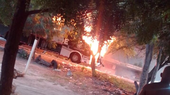 Menor de 15 años murió arrollada por un bus y la comunidad se vengó con violencia del conductor.