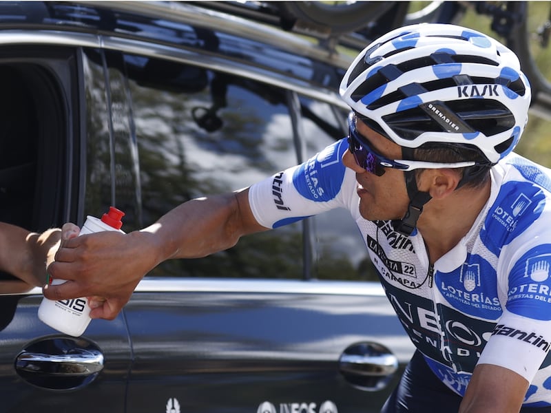 Carapaz la ‘rompió toda’ y Evenepoel liquidó la Vuelta a España en la etapa 20