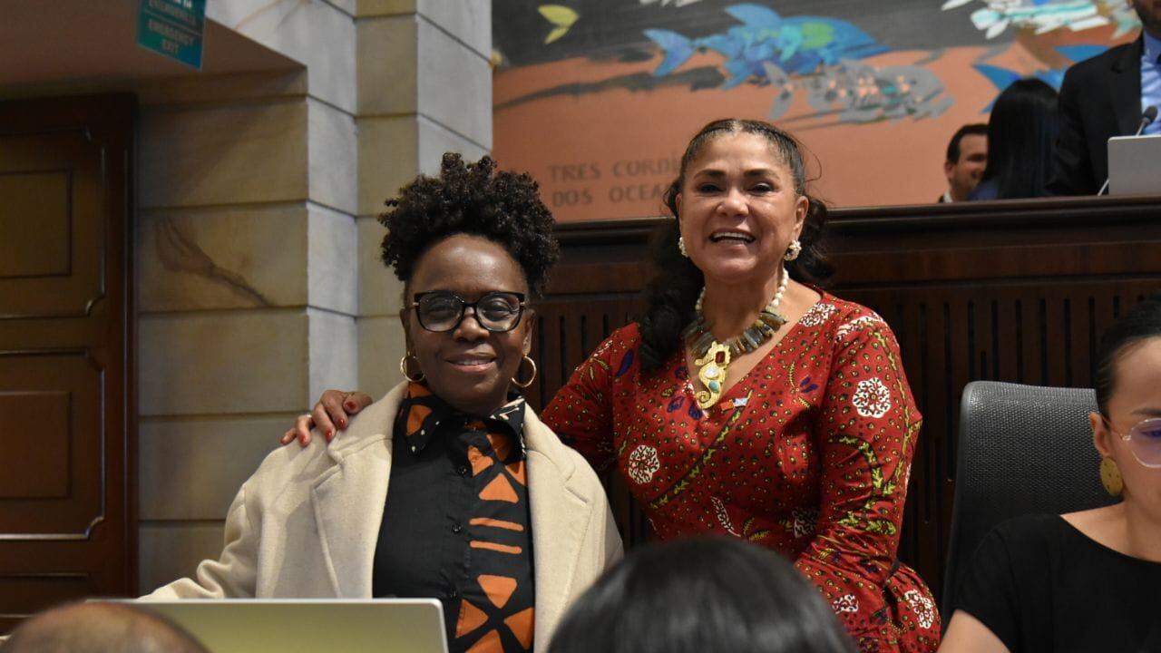 Las representantes Cha Dorina y Elizabeth Jay-Pang.