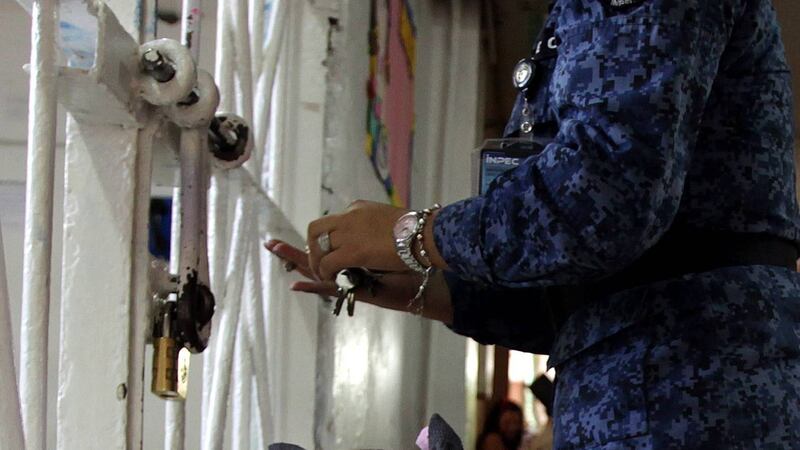 Denuncian violación masiva a presos en estación de policía en Cartagena