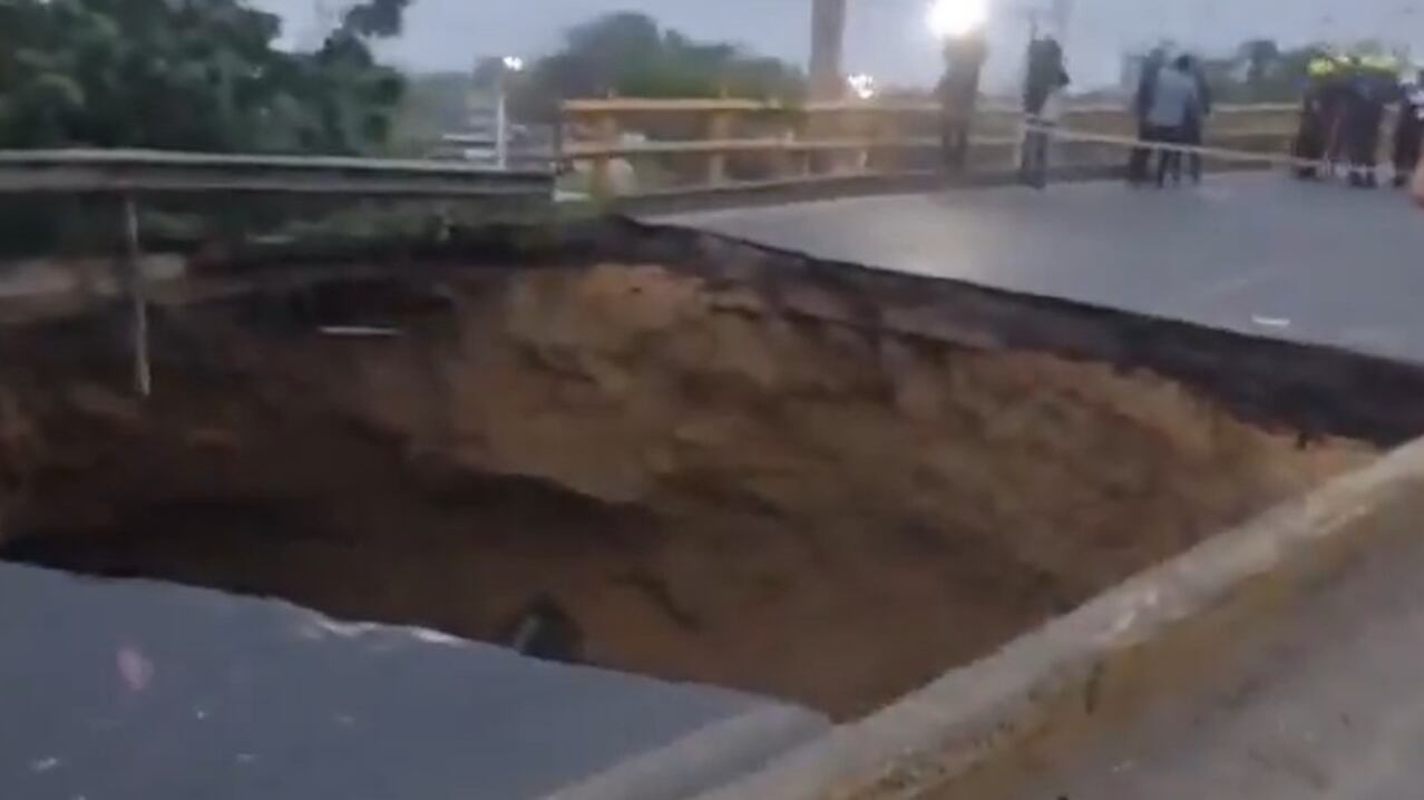 Cuatro muertos en enorme hoyo que se abrió en puente en Barranquilla y Soledad.