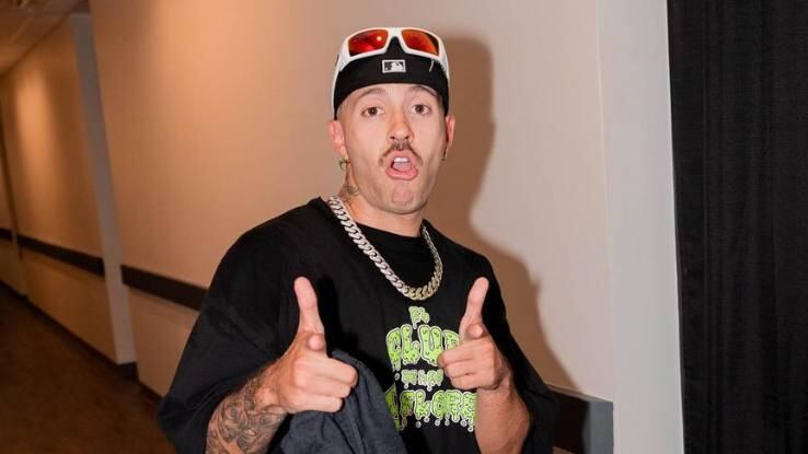 "Esa ropa no va": Feid desata burlas con su estilo y le piden buscar un asesor de moda