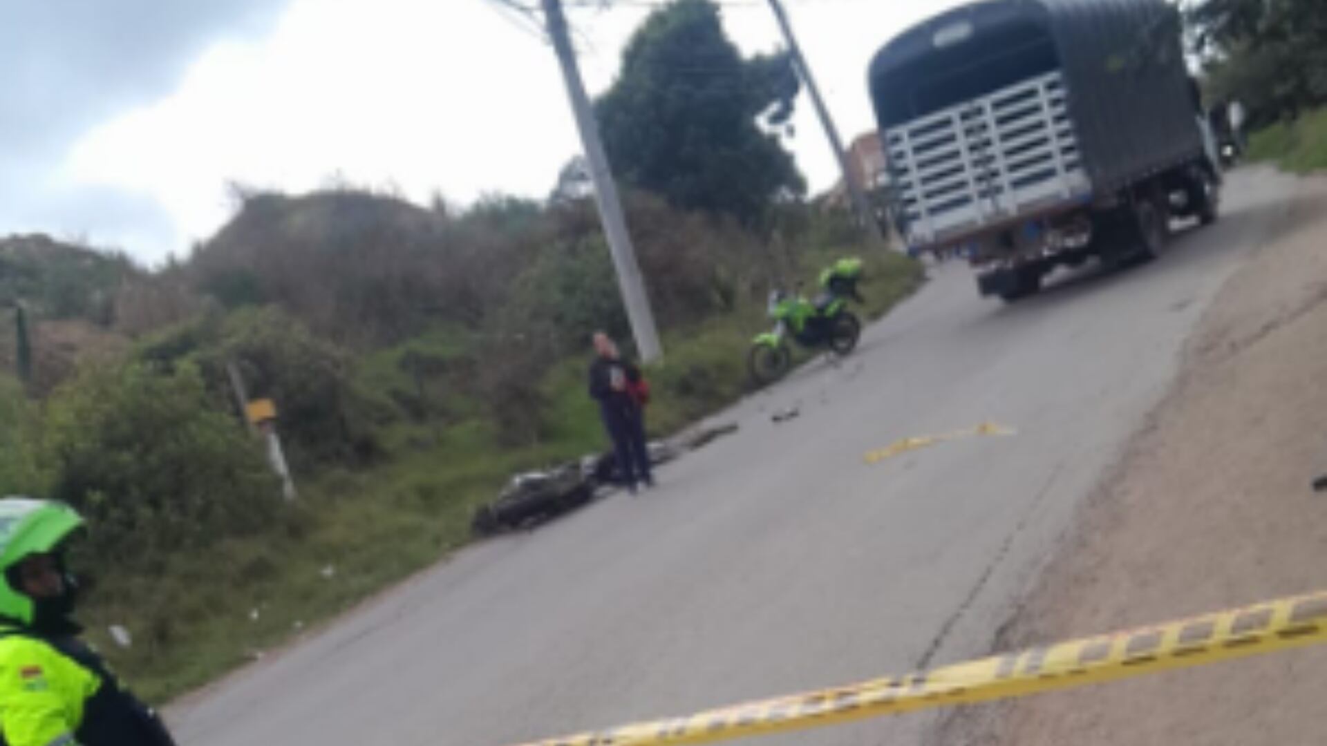 Motociclista perdió la vida al chocar contra camión en Mochuelo, Ciudad Bolívar.