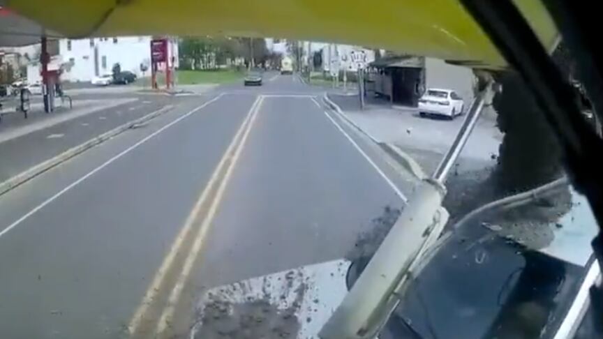 Frenó y parte de su carga cayó.