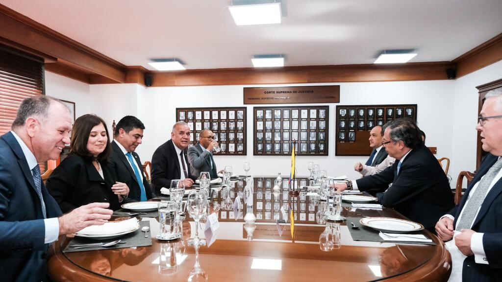 Gustavo Petro con magistrados de las altas cortes