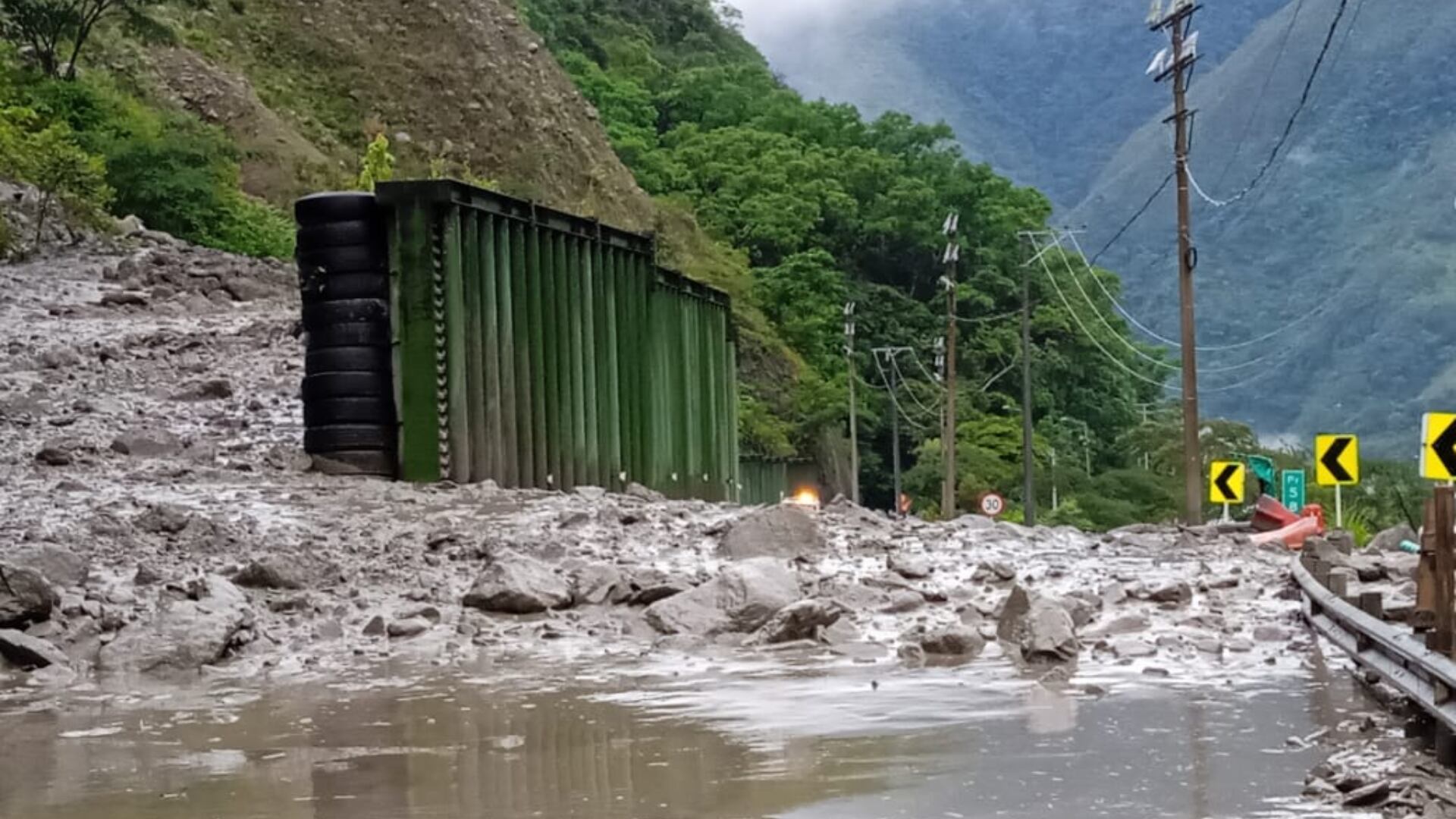 ¿Cómo va la remoción de piedras y lodo y a qué hora van a abrir la vía Bogotá-Villavicencio?