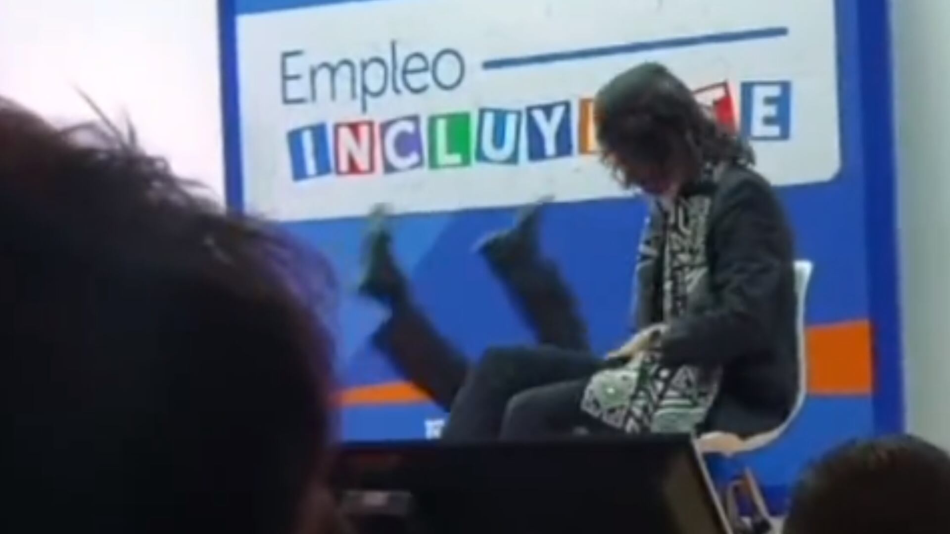 Alcaldía se pronunció sobre como está Claudia López tras caer de una silla durante un evento