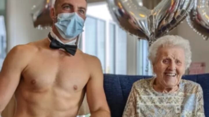 Mujer de 106 años pidió stripper para su cumpleaños