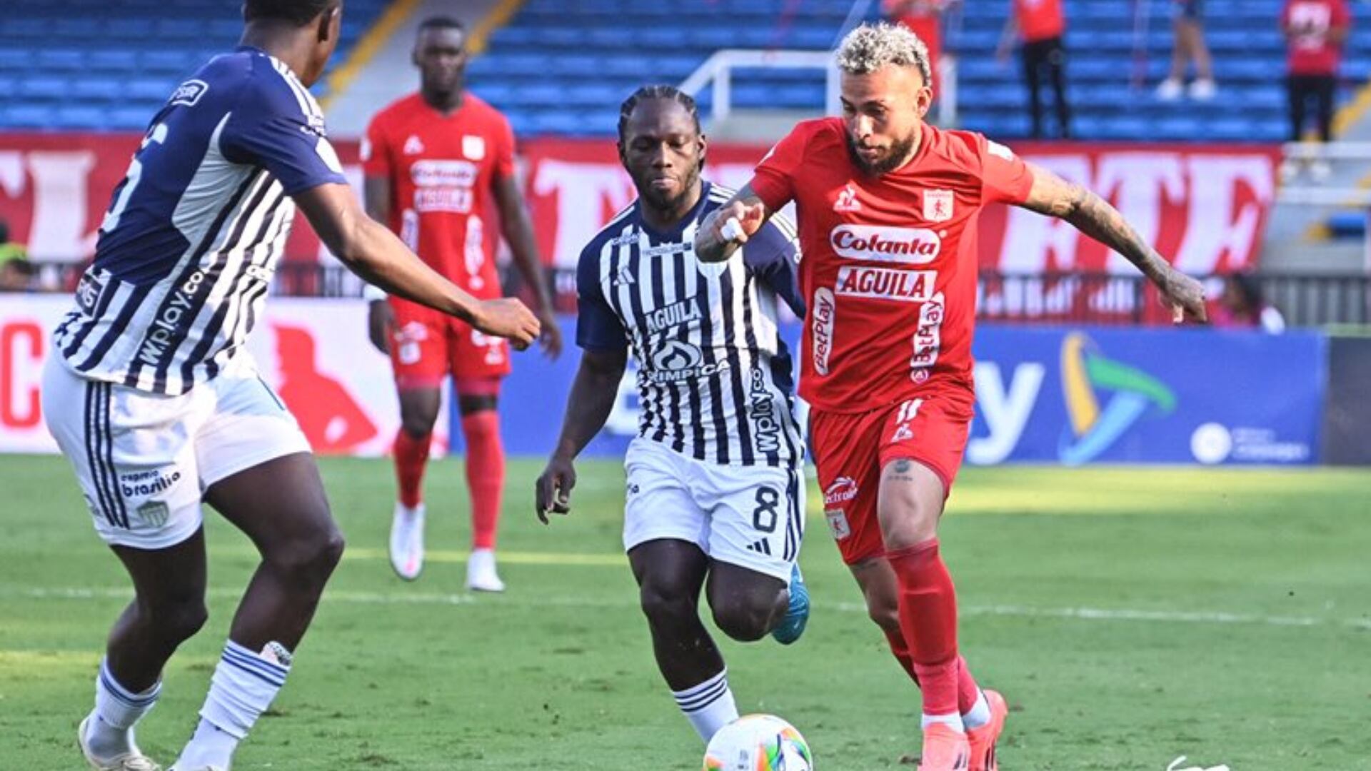 Con patadas voladoras: Así fue el caótico final de la eliminación del Junior a manos de América