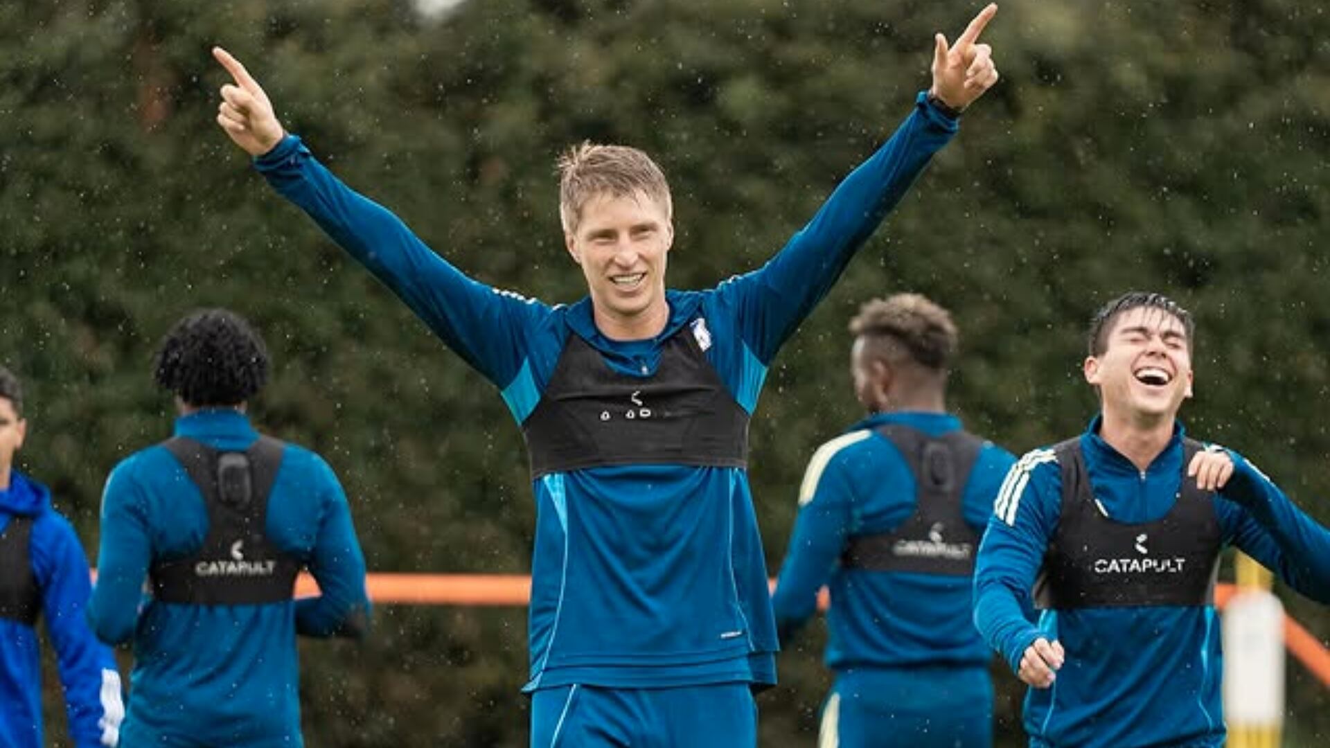 “Sigue jugando y la gente lo quiere”, Andrés Llinás sobre un jugador que le hizo la guerra previo a debutar