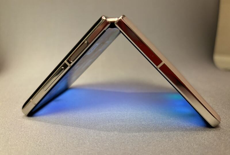 HONOR Magic V Flip es el primer plegable de tipo flip de la compañía. Después de tres generaciones de plegables fold,