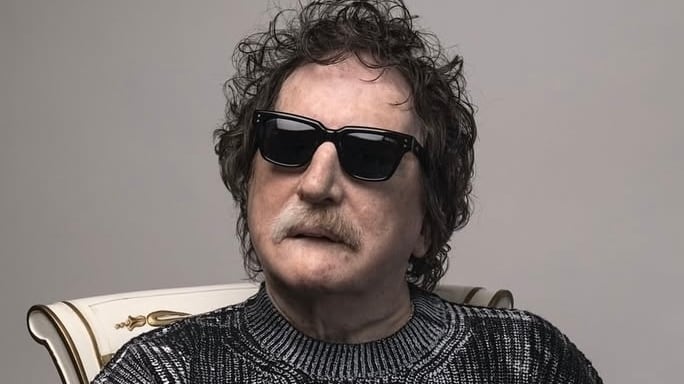 Es aclamado por su extensa obra discográfica, tanto en agrupaciones como en solista, y por abordar múltiples géneros musicales. Foto: Instagram de Charly García.