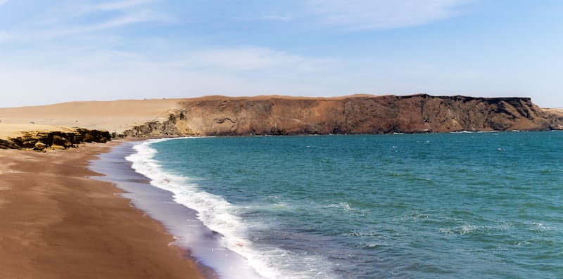 Playa Roja de Paracas, Perú.