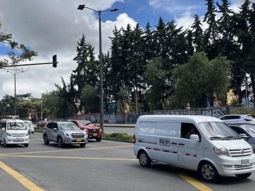 Más de 20 mil vehículos al borde de la inmovilización en Bogotá tras medida del Ministerio de Transporte