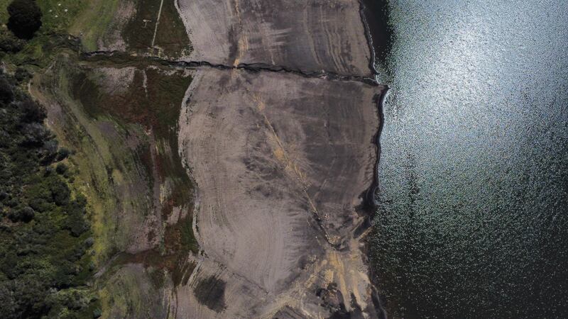 Detalle del bajo nivel de agua en el Embalse de San Rafael, en el municipio de La Calera, Cundinamarca, durante el ‘Fenómeno del Niño’ en abril de 2024