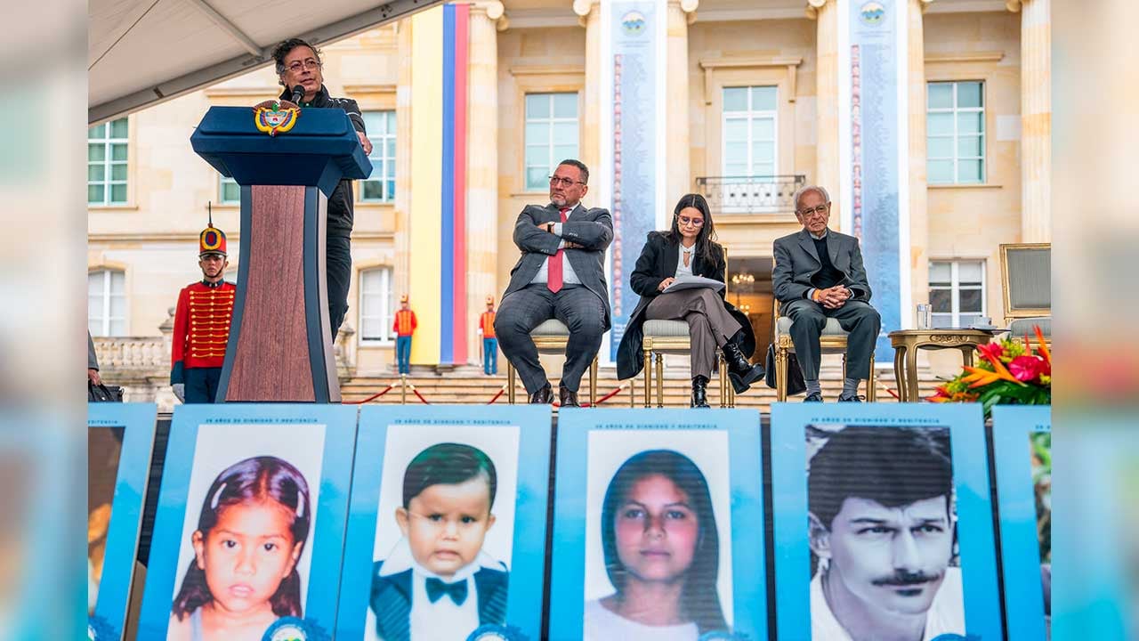 Gustavo Petro en el acto de reconocimiento en San José de Apartadó