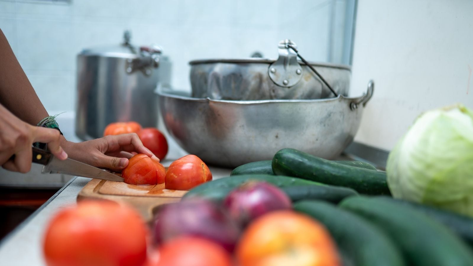 Foto de una cocina y alimentos en preparación.