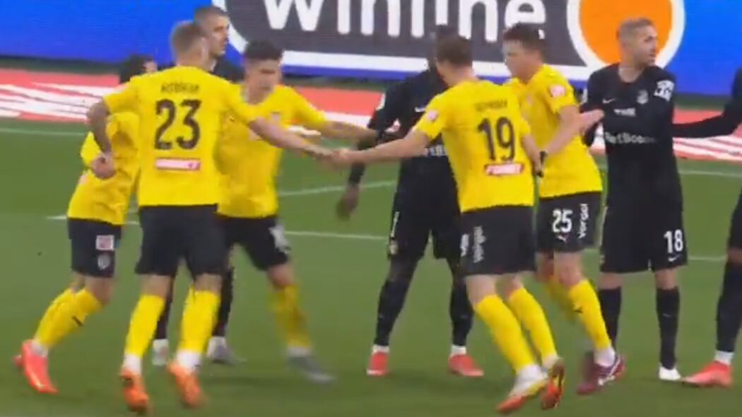 Jugadores del FK Khimki haciendo la ronda en un córner