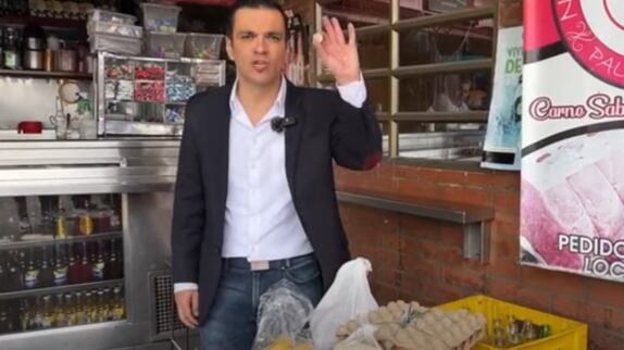 El presentador Juan Diego Alvira hizo mercado con 50 mil pesos.
