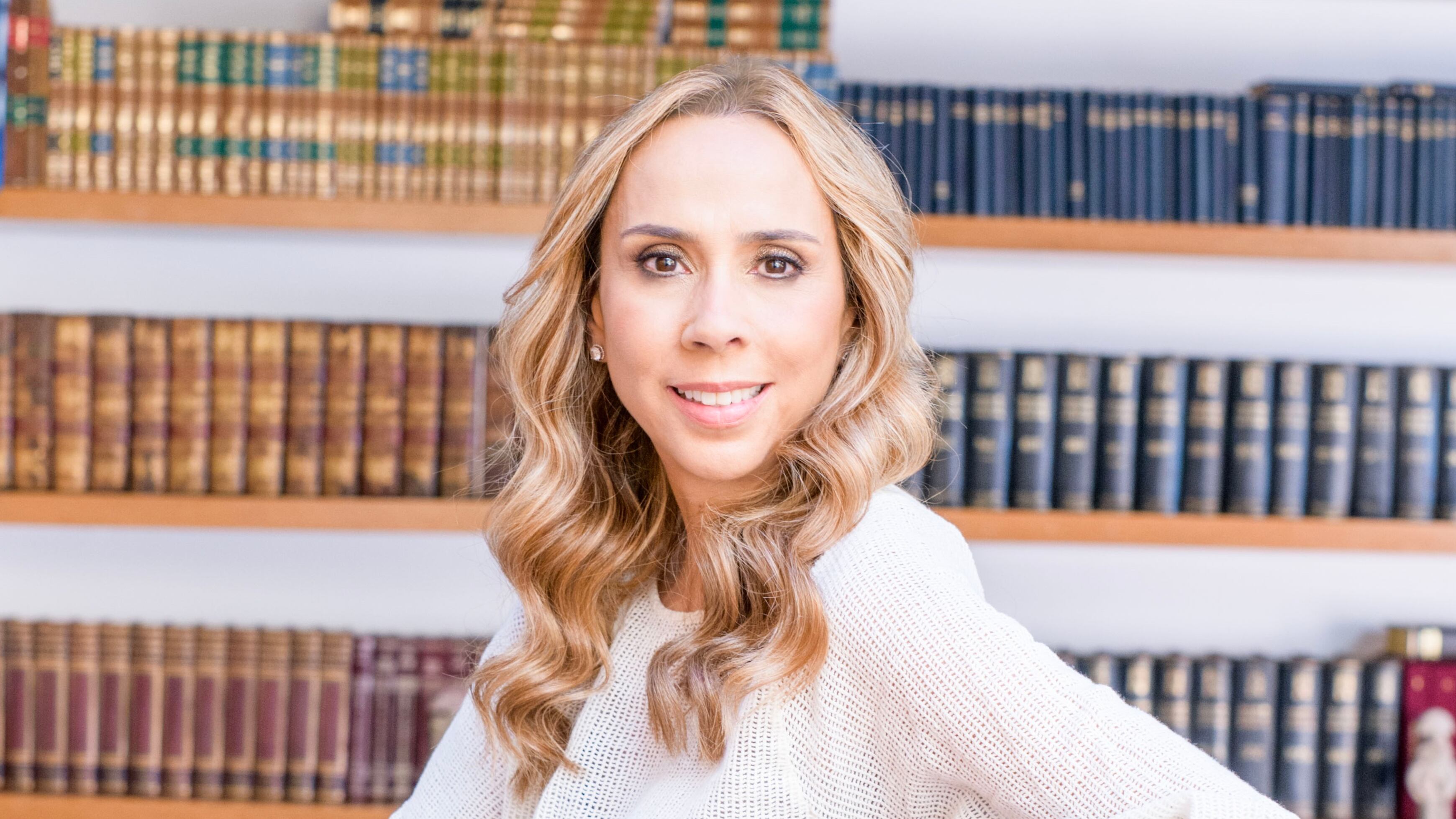 La escritora Paula López: de diseñadora de joyas a sanadora del alma presenta libro en España.