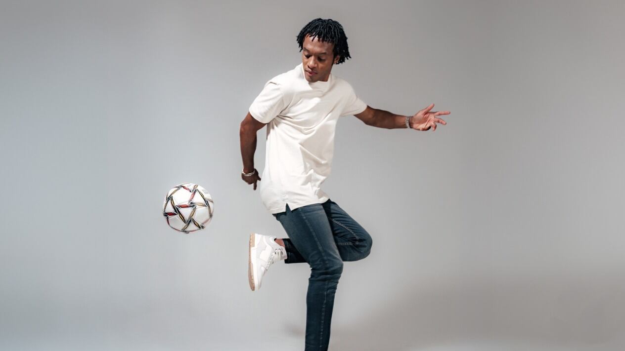 Foto “el negocio se expande al Cuadrado”: el famoso futbolista colombiano impone su marca en país latinoamericano.