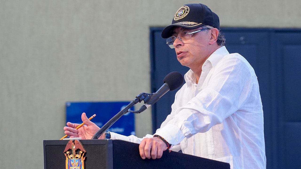 Petro ordena a la Fuerza Pública impedir que entren a Colombia insumos del fentanilo procedentes de Ecuador