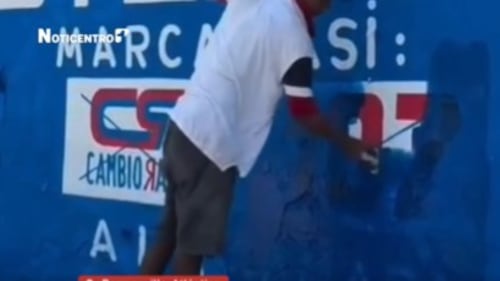 Foto de una persona que borra mural político en el Atlántico.