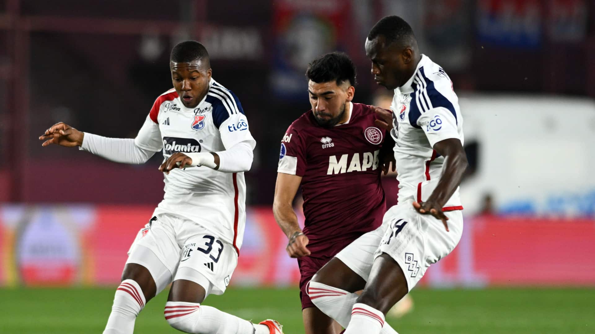 A Lanús le anularon dos goles y un penal en el partido contra el Medellín