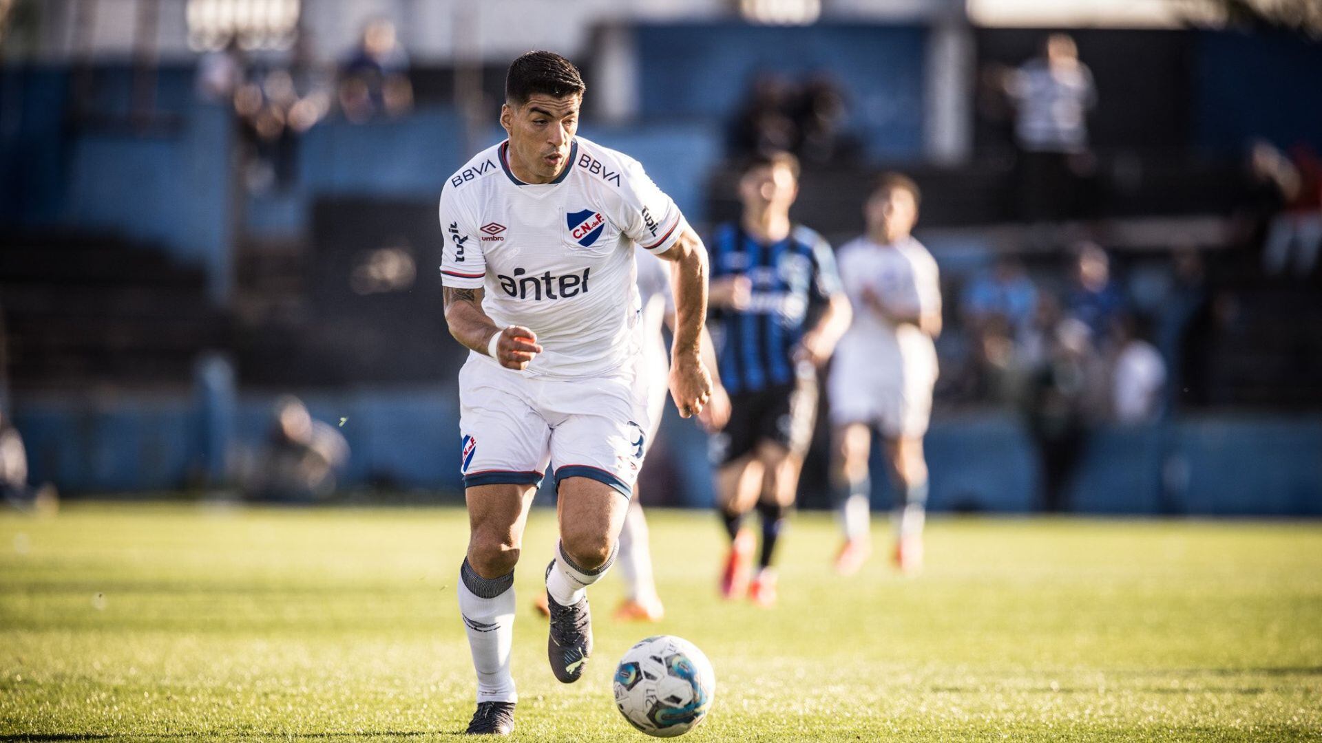 Luis Suárez y sus imágenes en el humilde estadio del Liverpool de Montevideo.
