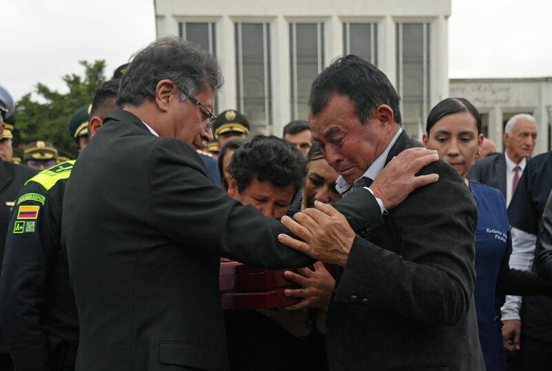 Sepelio de Policía - Petro asiste a funeral de policía que fue asesinado en una protesta campesina