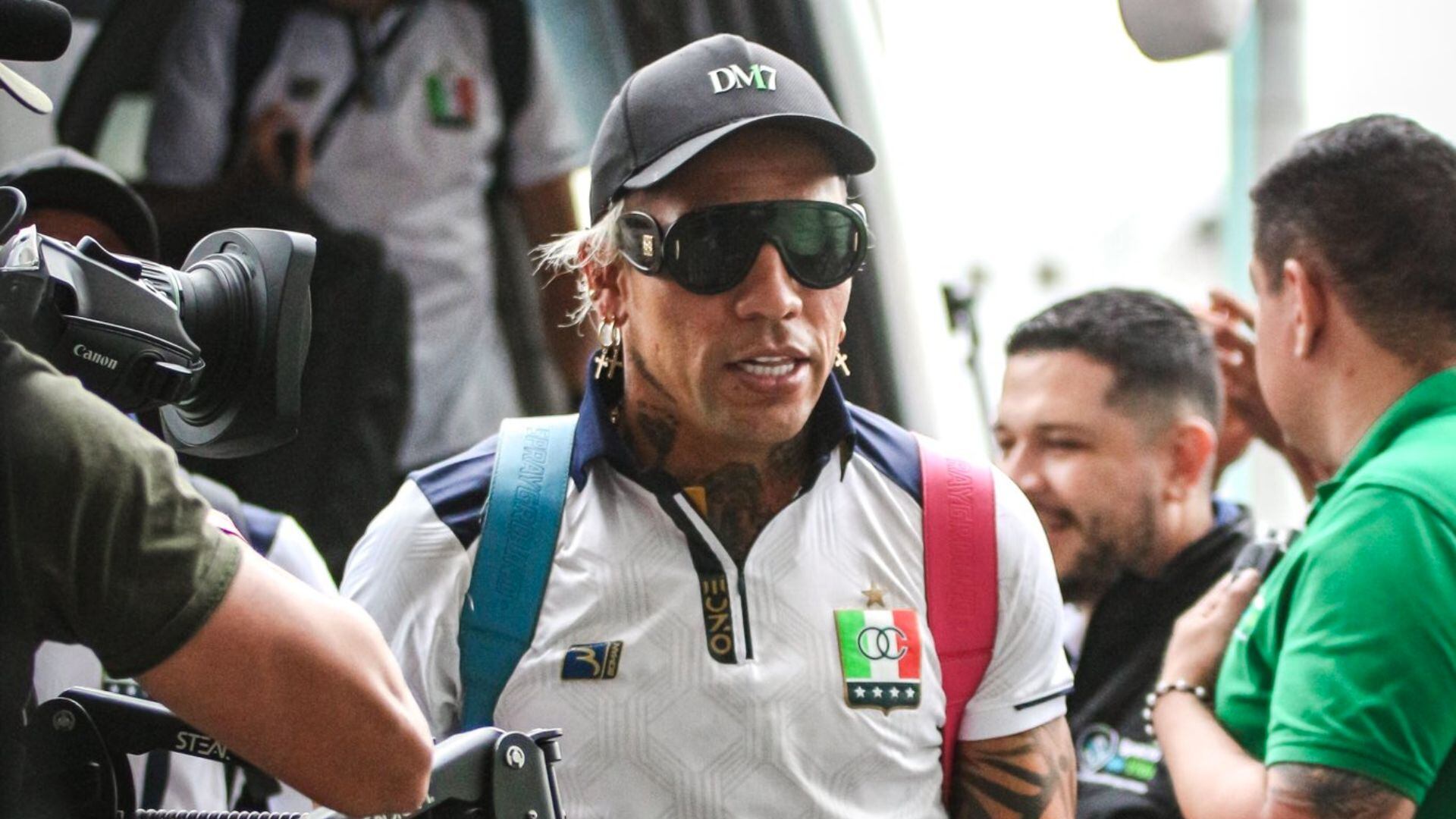 Dayro Moreno aceptó la propuesta de un hincha que, en pleno estadio, lo invitó a tomarse media