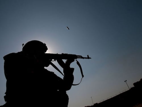 Hombre ‘cazó' a sus tres menores y los puso en fila para fusilarlos uno a uno