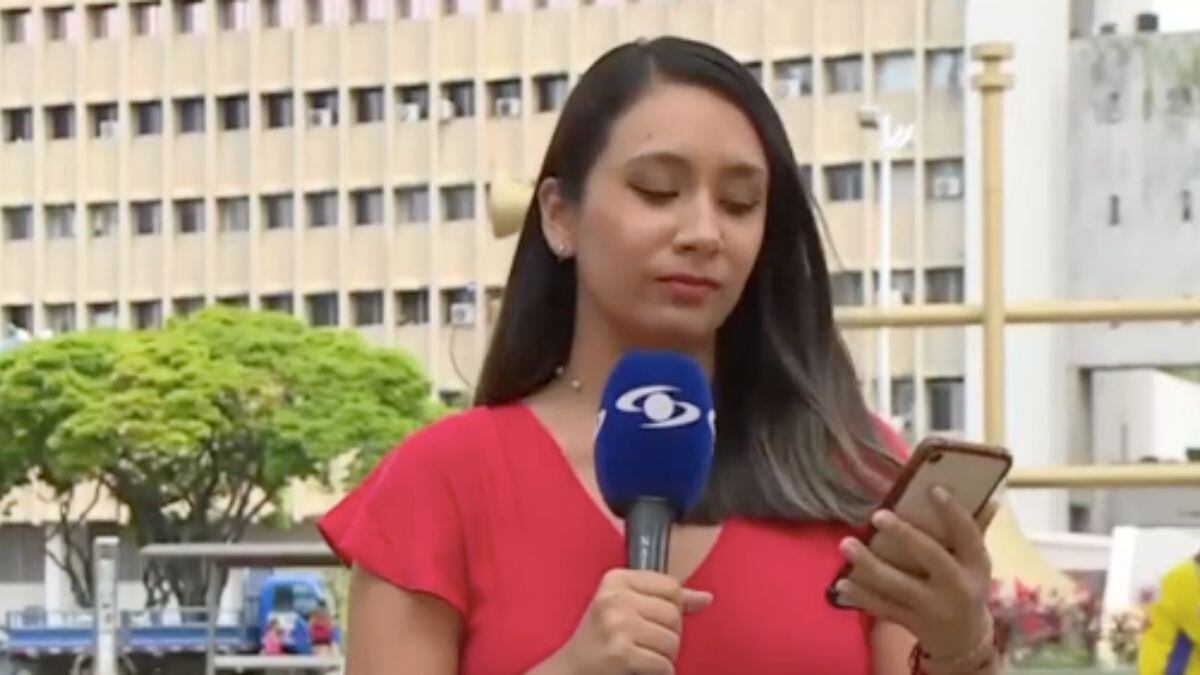 En plena emisión en vivo, la periodista se quedó sin palabras luego de mirar su celular mientras hablaba de investigación de la contraloría contra Ospina.