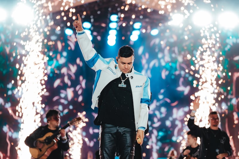 El artista colombiano hizo historia como el primer cantante de música regional popular en llenar el estadio El Campín, donde onvoó a 45 mil personas