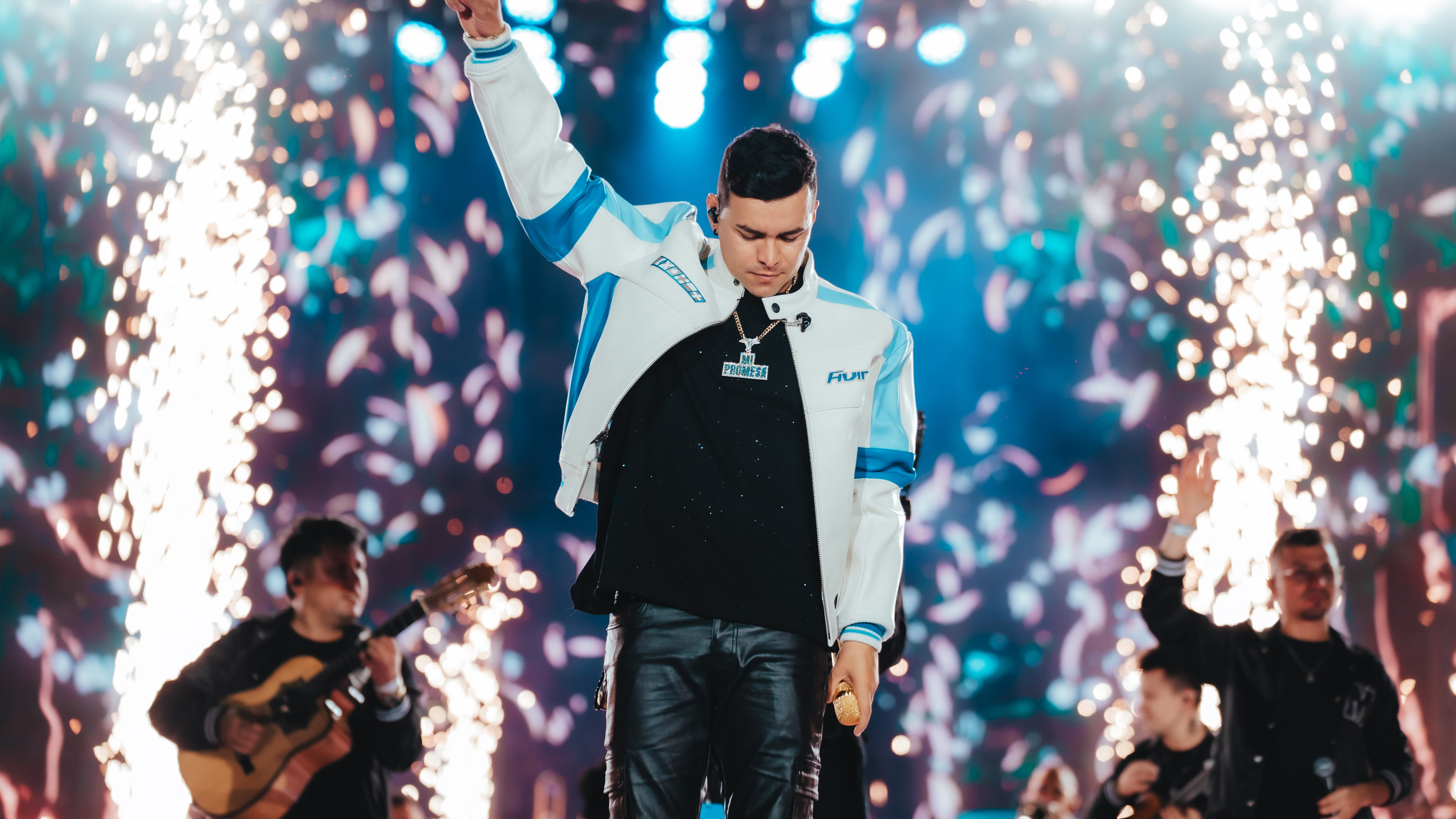 El artista colombiano hizo historia como el primer cantante de música regional popular en llenar el estadio El Campín, donde onvoó a 45 mil personas