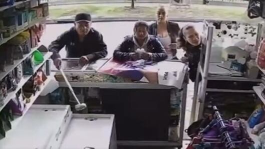 Foto “Familia que roba unida permanece unida”: usan dispositivo adaptado para robar celulares a empleados de comercios en Bogotá, vea esta nueva modalidad.