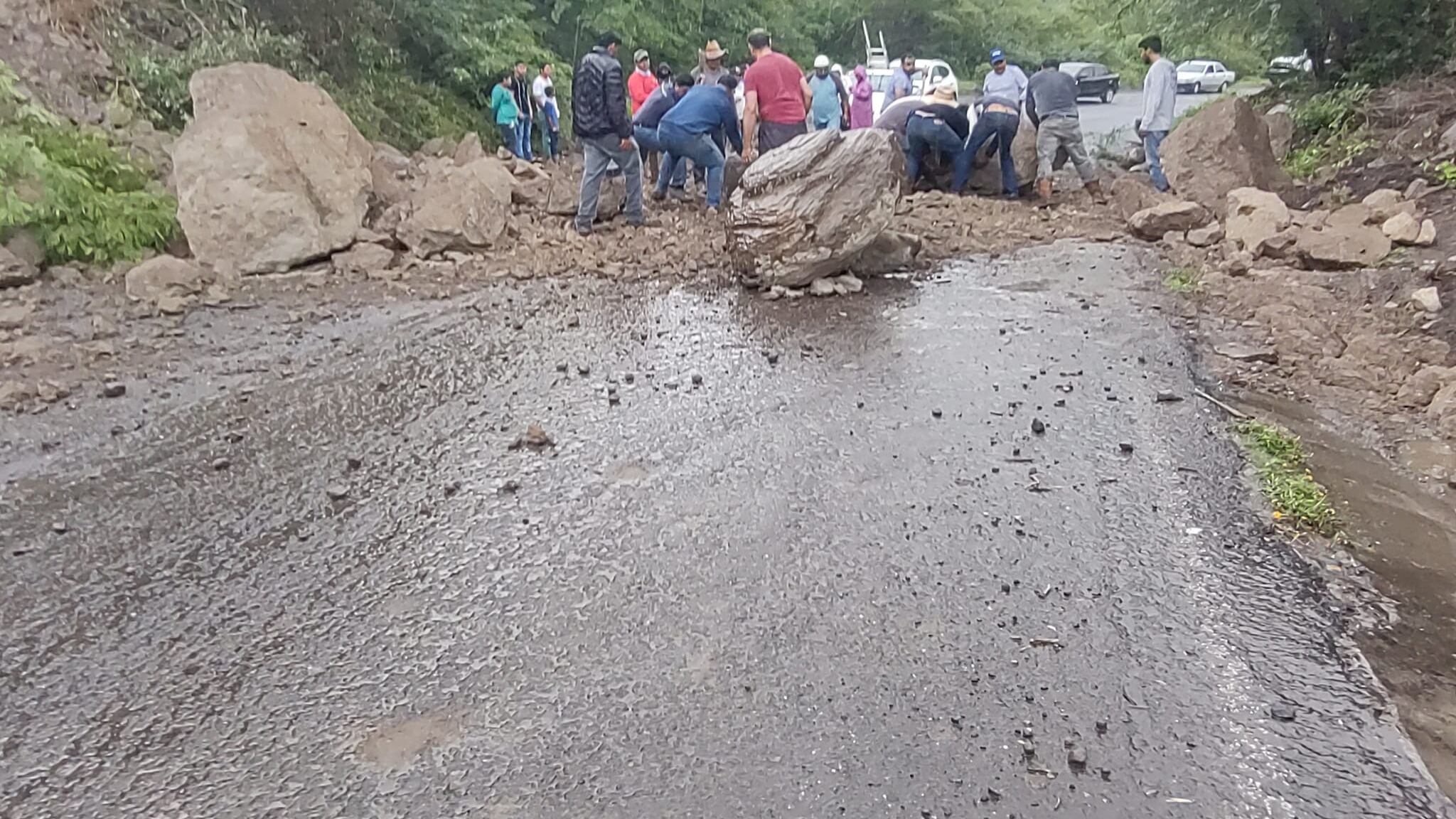 En la carretera que conecta de Guadalajara con Puerto Vallarta se reportan también varios derrumbes.