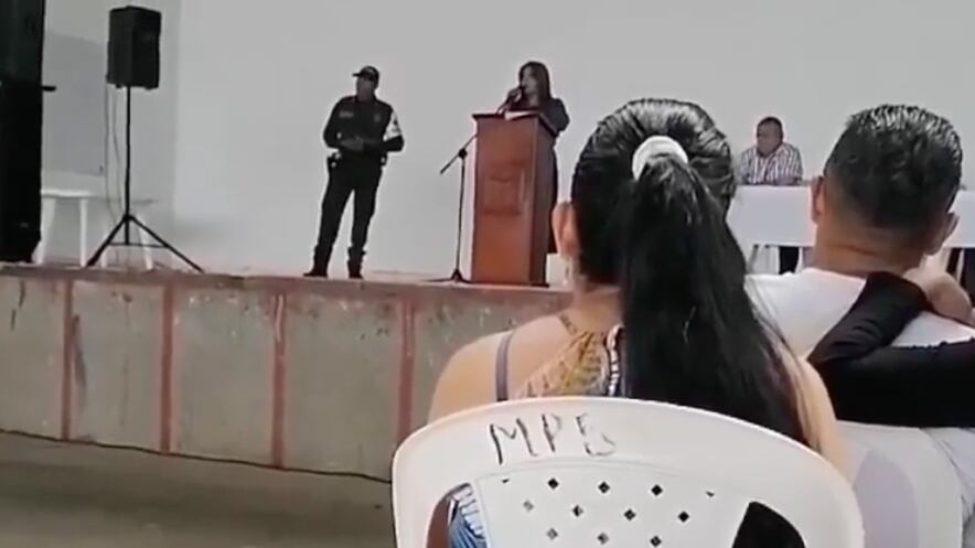Rectora prohibe celulares, novios y cabello largo en colegio de Huila