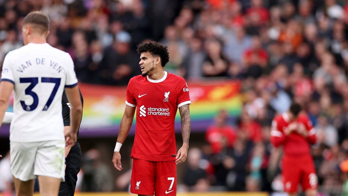 Luis Díaz fue tumbado de manera descarada en la Premier: la evidencia no miente