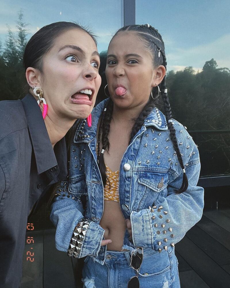 Greeicy posando con su "doble"