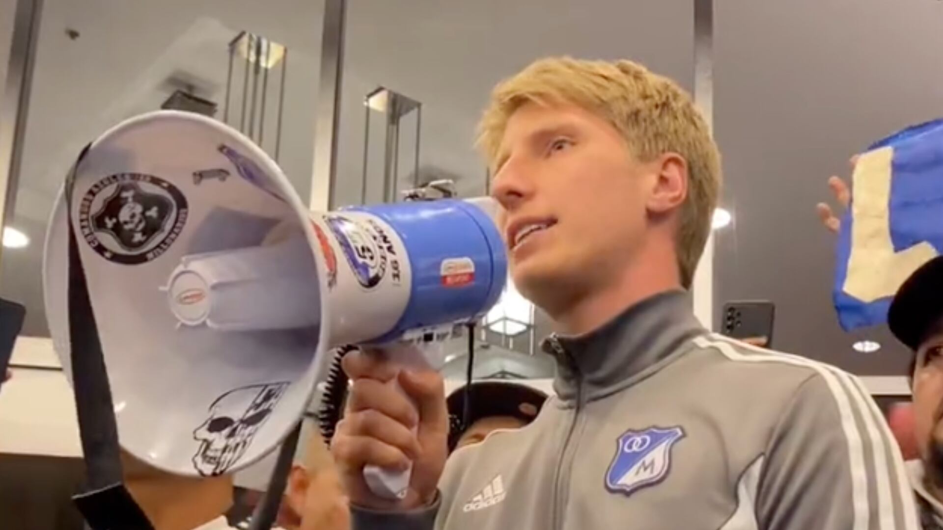 Andrés Llinás le habló a los hinchas en el banderazo de Millonarios en Ecuador