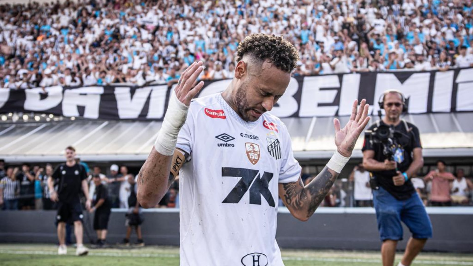 Un hincha le ofreció su rodilla a Neymar y el futbolista le pidió las dos