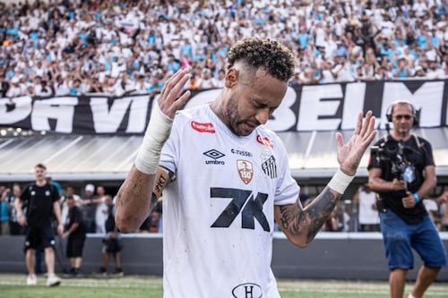 Un hincha le ofreció su rodilla a Neymar y el futbolista le pidió las dos 😂