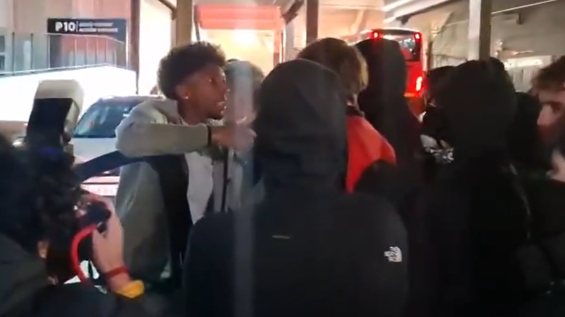 “No voy a permitir”, Johan Mojica tuvo un fuerte cruce con un hincha de su equipo tras una nueva derrota