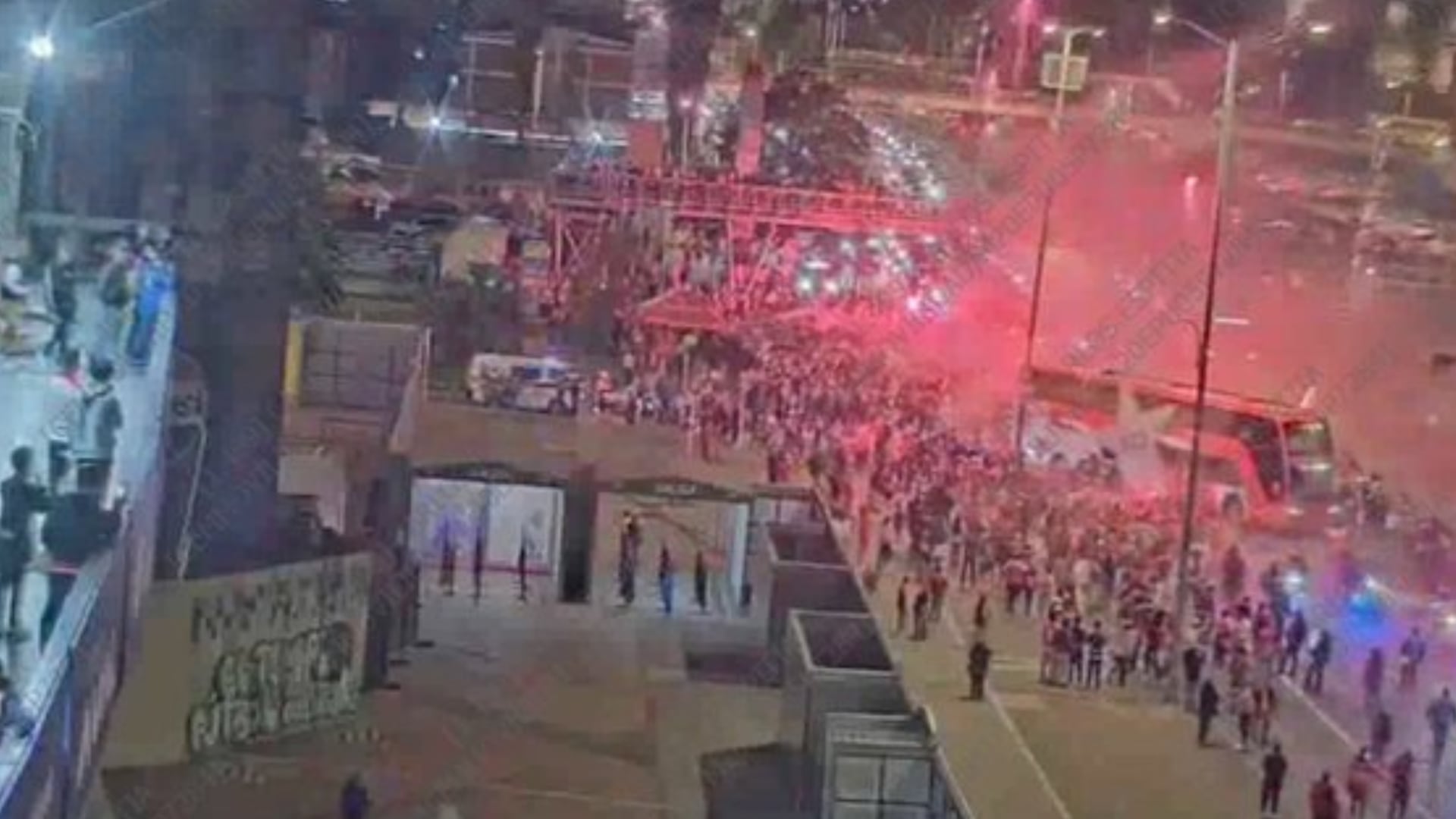 Emergencia en la Movilidad: Hinchas de Santa Fe provocan bloqueo total en la Av. NQS frente al Campín